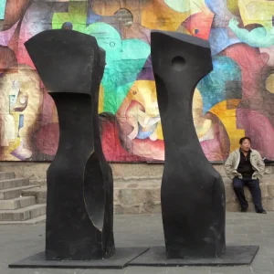 Escultura monumental de Rodolfo Navarro con una persona como referencia de escala