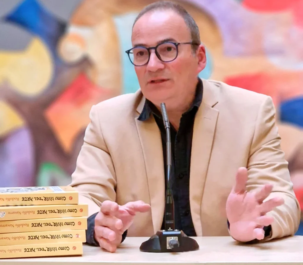 Rodolfo Navarro durante una presentación sobre su obra y sus libros de arte